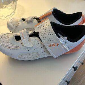 Garneau size 8 spin shoes